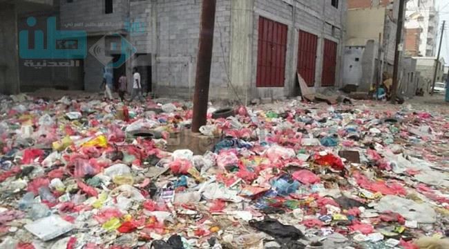 
                     أهالي حي عبدالقوي الداخلي يشكون من تراكم القمامة بشكل مخيف ويناشدون سالمين(صور)