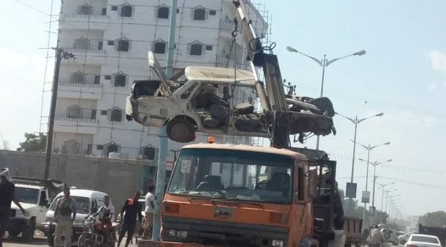 
                     قوات الطوارئ تنفذ حملة لرفع السيارات المتهالكة من الشارع الرئيسي لمدينة الممدارة بعدن