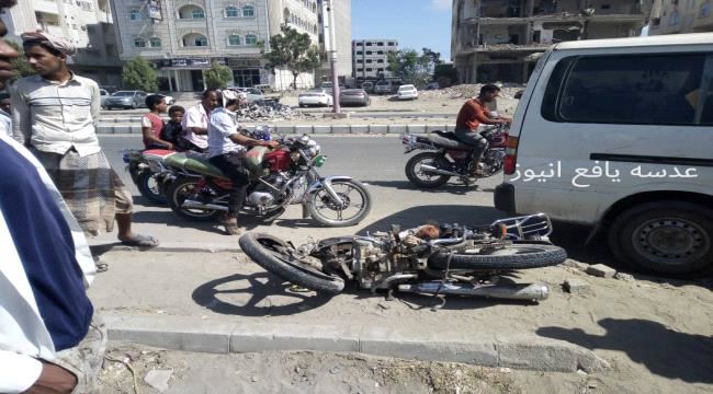 
                     وفاة شخصين وأصابة آخر  بحادث مروري في عدن 