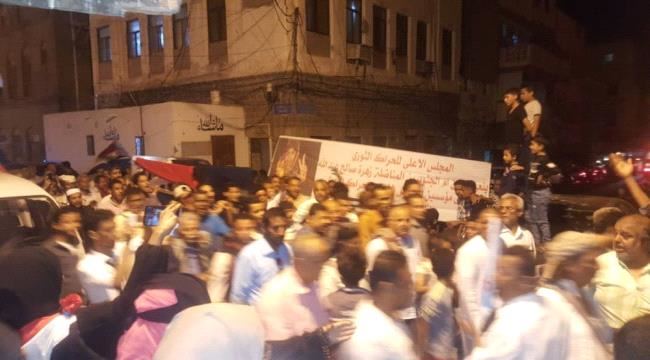 
                     المئات من المواطنين يشيعون جثمان زهرة صالح في عدن