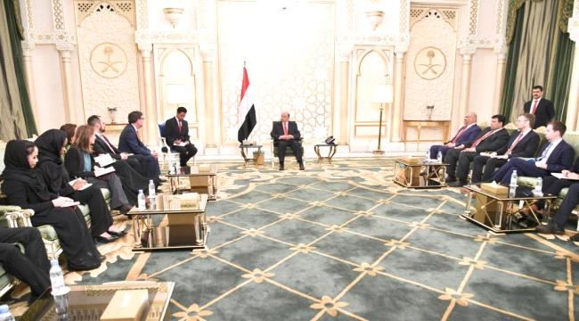 
                     الرئيس هادي يستقبل فريق لجنة العقوبات  الخاصة باليمن