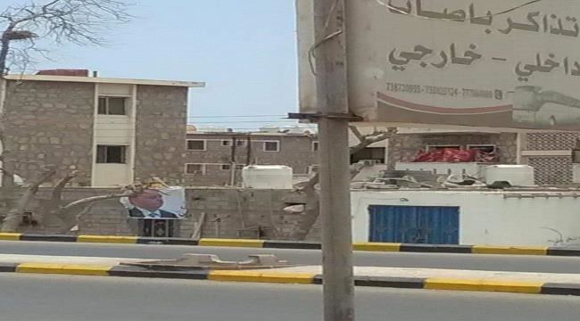 
                     مواطن ب#أبيـن يرفع صورة ضخمة للرئيس هادي فوق منزله "شاهد صورة"