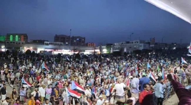 
                     الالاف يحتشدون في ساحة العروض بخور مكسر في العاصمة عدن 