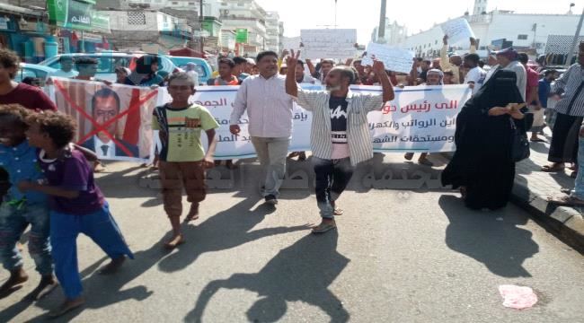 
                     مظاهرة في عدن تطالب باقالة رئيس الحكومة معين عبدالملك (صور)
