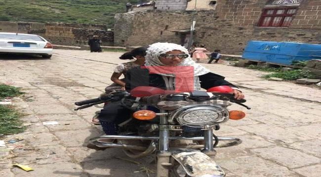 
                     شاهد بالصورة.. أول فتاة يمنية تقود دراجة نارية في هذه المحافظة