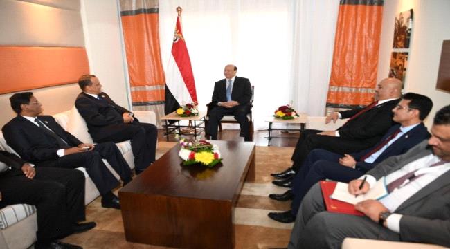 
                     ولد الشيخ يلتقي بالرئيس هادي في مصر "صورة"