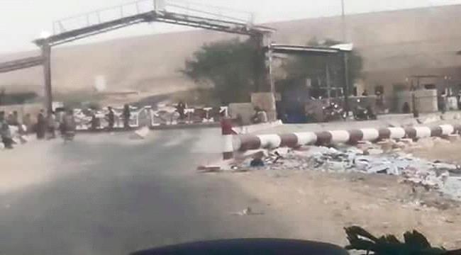 
                     الحوثيون يعلنون مسؤوليتهم عن استهداف كبار قيادة الجيش في قاعدة العند العسكرية بلحج 