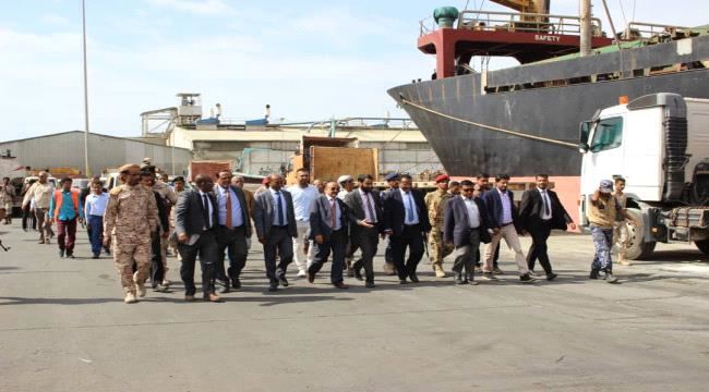 
                     وزير النقل يشيد بجهود مصلحة خفر السواحل بميناء المكلا