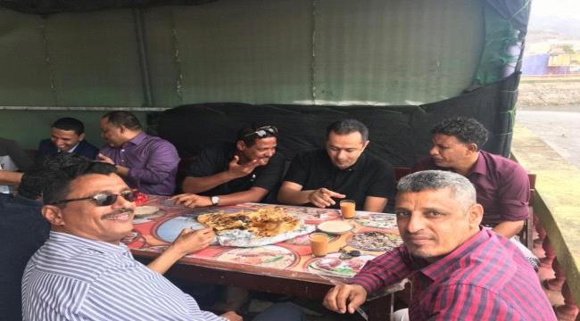 
                     رئيس الوزراء وعددا من الرياضيين يتناولون وجبة الإفطار بمطعم شعبي بعدن