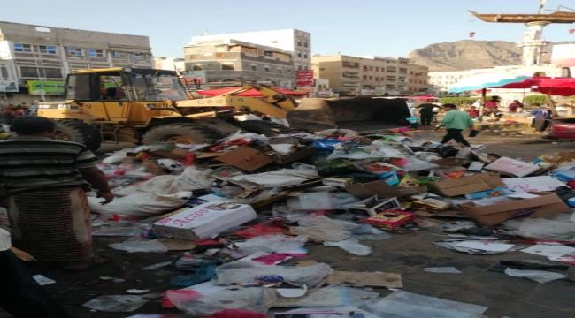 
                     رفع أكثر من 1000 طن من المخلفات في شوارع عدن في اليوم الأول من عيد الفطر