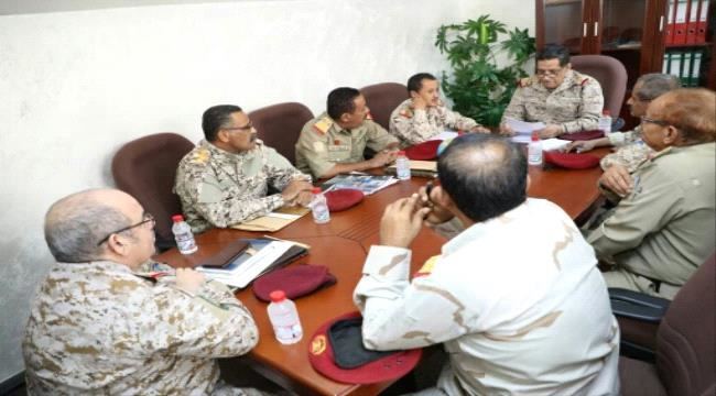 
                     رئيس اركان الجيش اليمني يصدر توجيهات من عدن ويجتمع مع 7 قادة بارزين