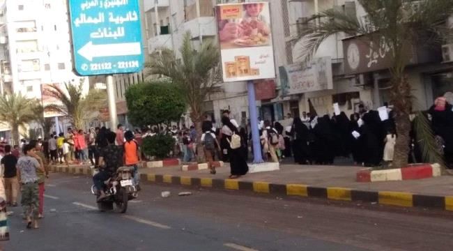 
                     عاجل : مسيرة احتجاجية في المعلا تطالب بتسلم قتلة الشاب رأفت دمبع ومحاكمتهم "صور"