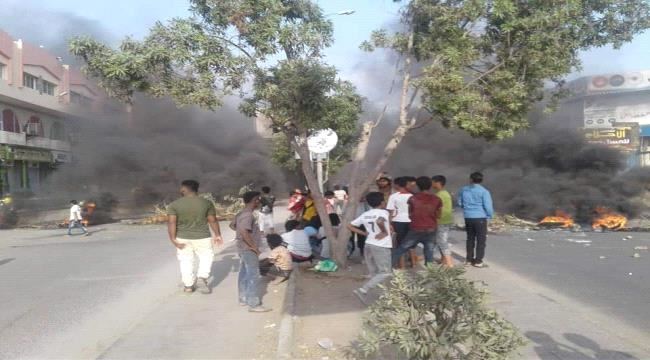 
                     عاجل : مواطنون غاضبون يغلوق طرقا رئيسة في الشيخ عثمان "صورة"