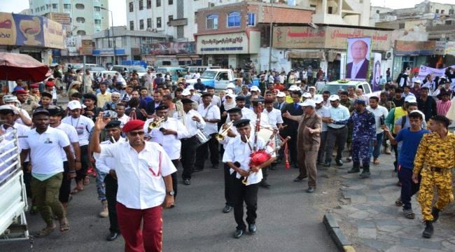 
                     قوات شرطة الدوريات وأمن الطرق تأمن مسيرة كرنفالية حاشدة لطلاب جامعة عدن