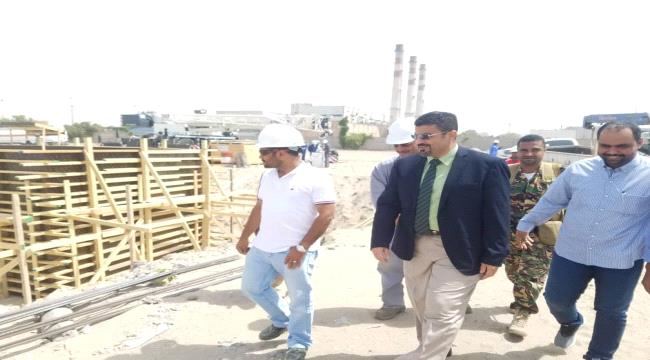 
                     المحافظ سالمين يطلع على اعمال التهيئة لبدءتركيب توربينات محطة كهرباء عدن الجديدة