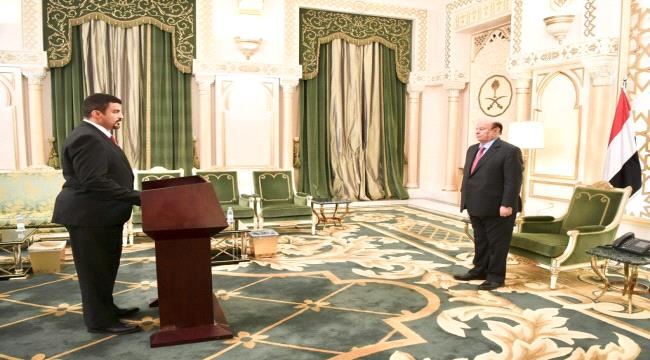 
                     محافظ عدن يؤدي اليمين الدستورية أمام رئيس الجمهورية  
