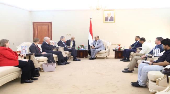 
                     تفاصيل لقاء نائب رئيس الوزراء وزير الداخلية بالسفير الأمريكي لدى اليمن والوفد المرافق له (شاهد فيديو)