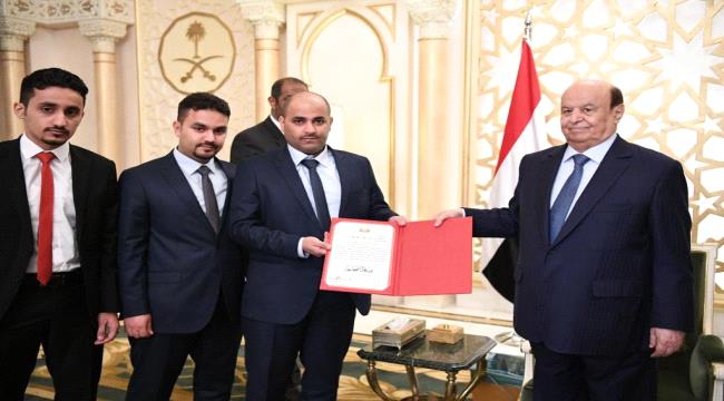 
                     الرئيس هادي يمنح وسام الشجاعة للشهيد اللواء صالح الزنداني