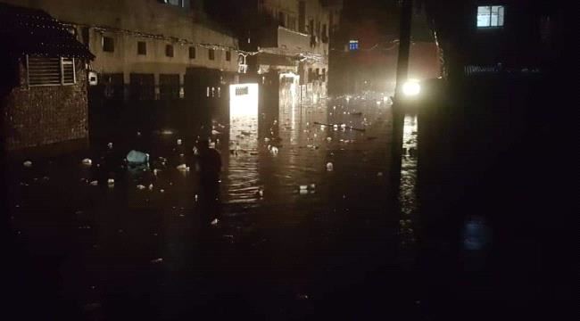 
                     الامطار تتسبب بغرق عدد من المنازل وخسائر فادحة للمحلات في كريتر (صور)