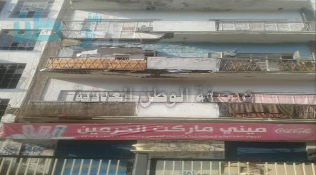 
                     شاهد..سقوط بلكونات الدور الثالث والثاني بإحدى عمائر الشارع الرئيسي بالمعلا في عدن (صور)