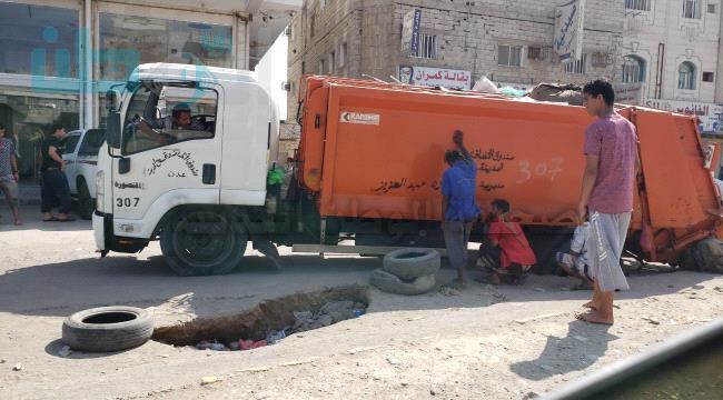 
                     شاهد|إنهيار في أحد الشوارع الرئيسية بالمنصورة في عدن ينتج عنه عدة حفر سقطت بإحداها سيارة نظافة{صور+فيديو}