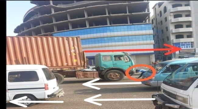 
                     شاهد صورة لرجل مرور يتصدى لأكبر شاحنة معاكسة خط في عدن