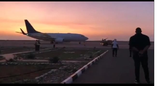 
                     السلطات المحلية في محافظة سقطرى تمنع طائرة إماراتية من الهبوط في مطار الجزيرة