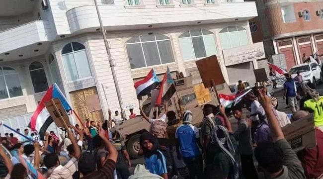 
                     عاجل: قوات أمنية تمنع حشود من المتظاهرين من دخول خورمكسر