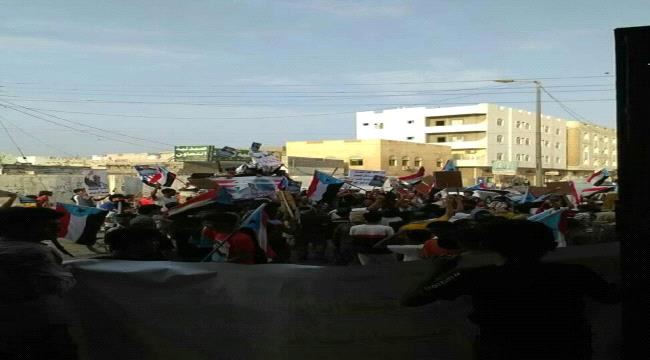 
                     مظاهرة حاشدة في العاصمة عدن للتنديد بمداهمات المنازل (شاهد فيديو)