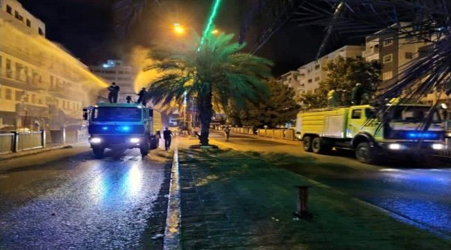 
                     شاهد : فرق الدفاع المدني تعقم شارع مدرم بالمعلا في عدن 