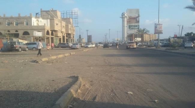 
                     قوة أمنية بعدن تقتحم معرض للسيارات في الشيخ عثمان