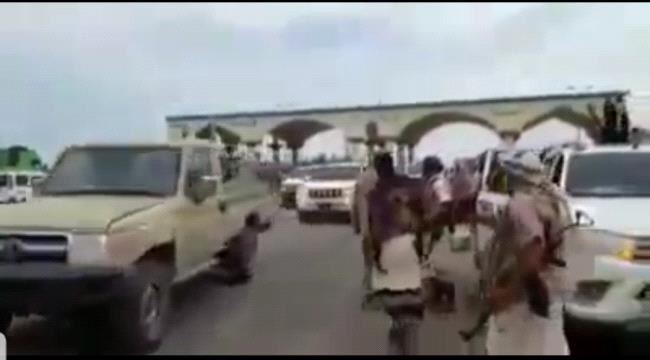 
                     شاهد فيديو لحظة دخول موكب قيادات عسكرية تابعة للشرعية إلى العاصمة المؤقتة عدن 