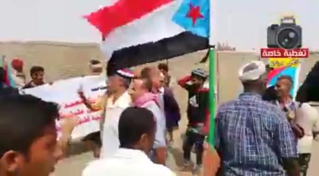 
                     شاهد| أنصار الانتقالي يتظاهرون أمام مقر التحالف بعدن ويصفون السعودية بالداعمة للإرهاب - فيديو