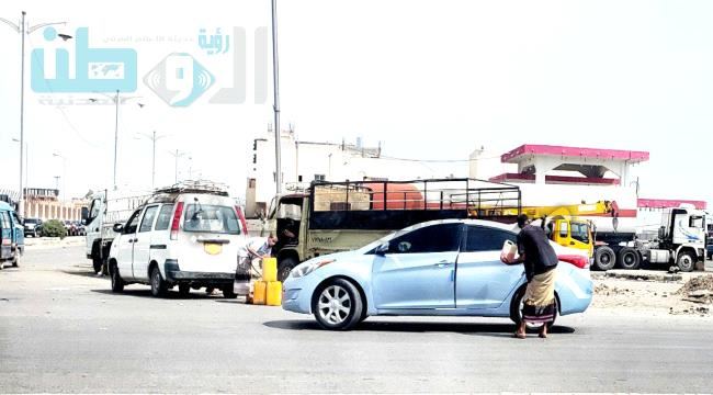 
                     أزمة وقود خانقة تشهدها العاصمة عدن وسط إنتشار كثيف لباعة السوق السوداء - شاهد صور