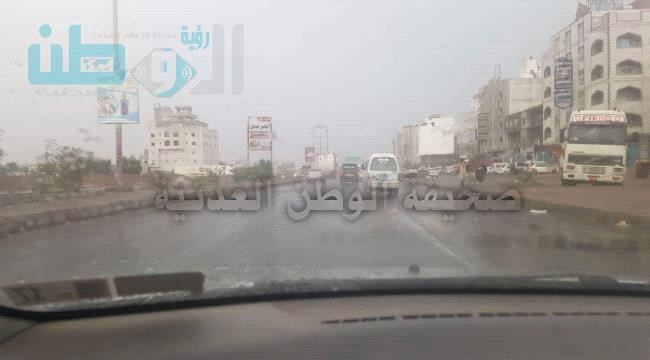 
                     بالصور.. تساقط زخات المطر على اجزاء واسعة من العاصمة عدن