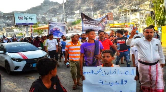 
                     مظاهرة حاشدة في كريتر تطالب بالإفراج عن الناشط في الحراك الجنوبي عبدالفتاح جماجم