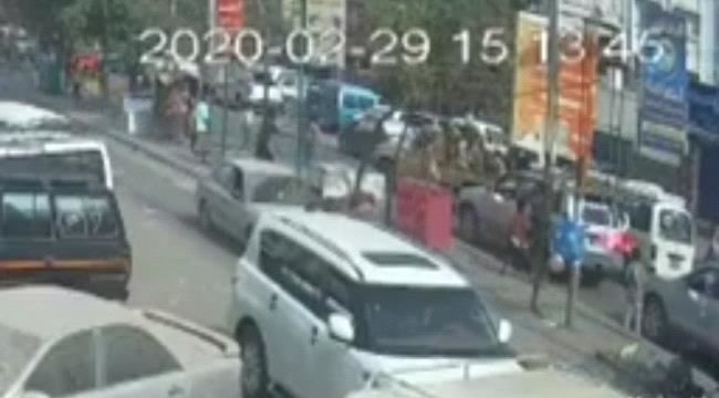 
                     كاميرا مراقبة توثق لحظة قتل الشاب محمد الجنيدي في عدن برصاص أفراد طقم أمني - شاهد فيديو  