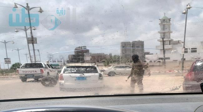
                     شاهد: إنتشار كثيف لأطقم ومدرعات وجنود في شوارع العاصمة عدن (صور)