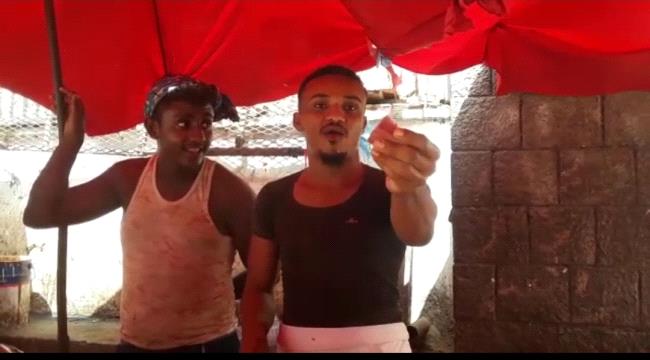 
                     عزوف المواطنون عن شراء السمك يجبر أحد باعة الصيد في عدن على أكله نيىء لينفي إشاعة أنه مسمم - شاهد فيديو