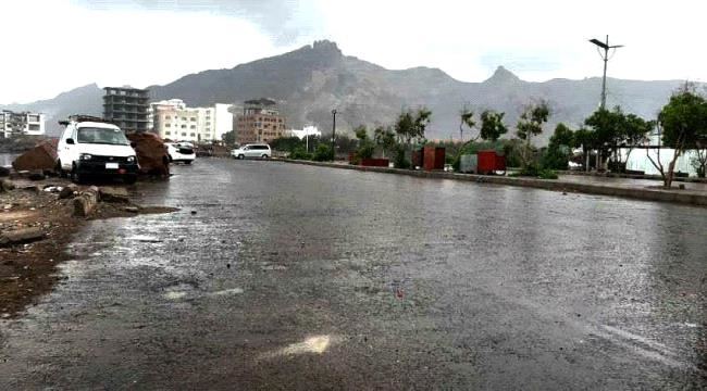 
                     هطول أمطار خفيفة على مناطق متفرقة في العاصمة المؤقتة عدن 