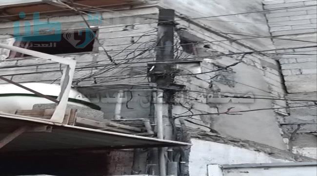 
                     تماس كهربائي باسلاك الكهرباء يلتهم عمود اتصالات ونقاط الهواتف الأرضية في الشيخ عثمان بعدن