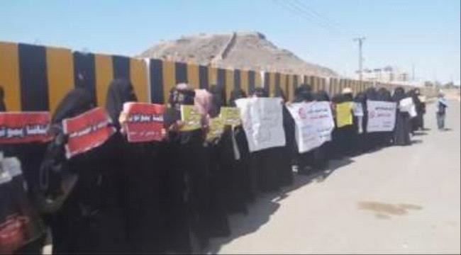 
                     أمهات المختطفين في عدن تناشد إنقاذ معتقلي سجن بير أحمد