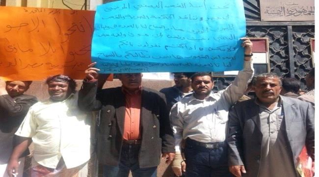 
                     العالقون اليمنيون بالسودان يؤدون صلاة العيد أمام السفارة اليمنية احتجاجاً على دور السفارة والحكومة السلبي في حل مشكلتهم